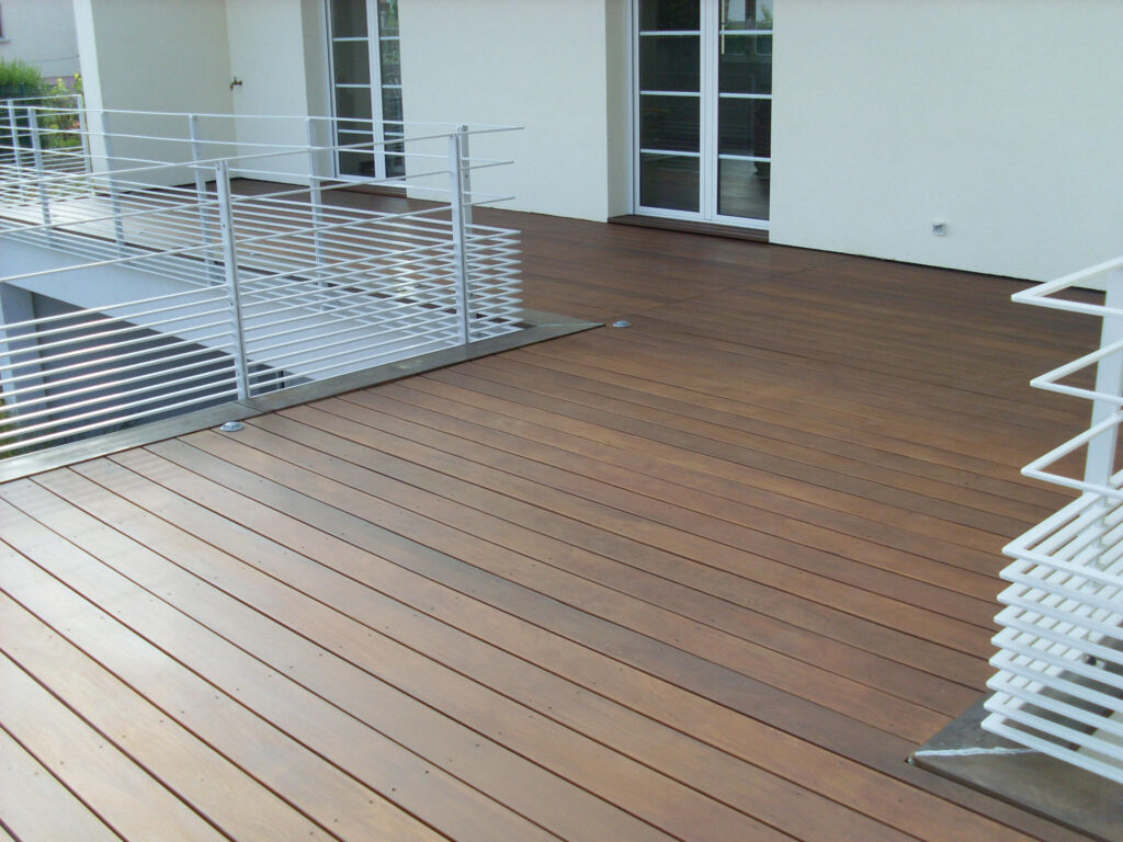 Installation d’un parquet en bois exotique sur une terrasse à Dambach-la-Ville près d’Obernai