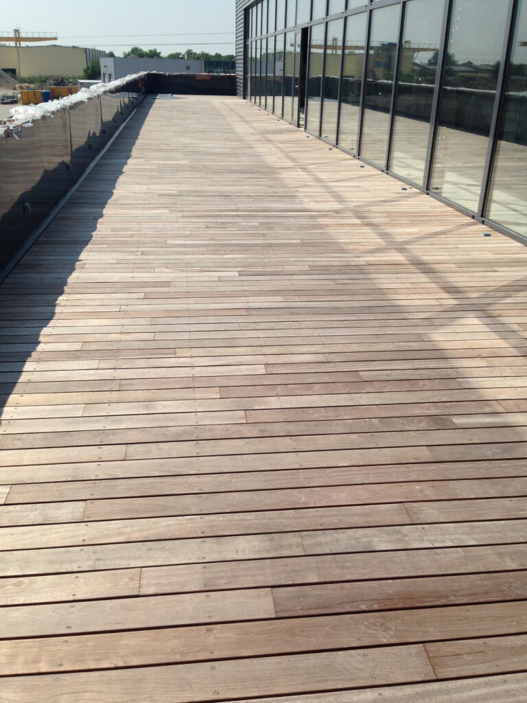 Fourniture et pose d’un parquet en bois exotique pour la terrasse d’un restaurant à Sainte-Croix-en-Plaine proche de Colmar