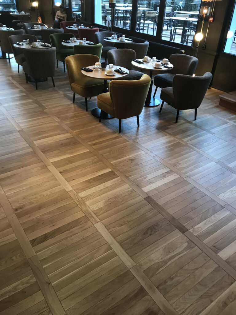 Mise en place d’un parquet haut de gamme pour l’hôtel restaurant La Folie Douce à Chamonix