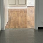 Ponçage parquet chêne et pose ragréage sur carrelage avant pose LVT à Bollwiller à côté de Kingersheim