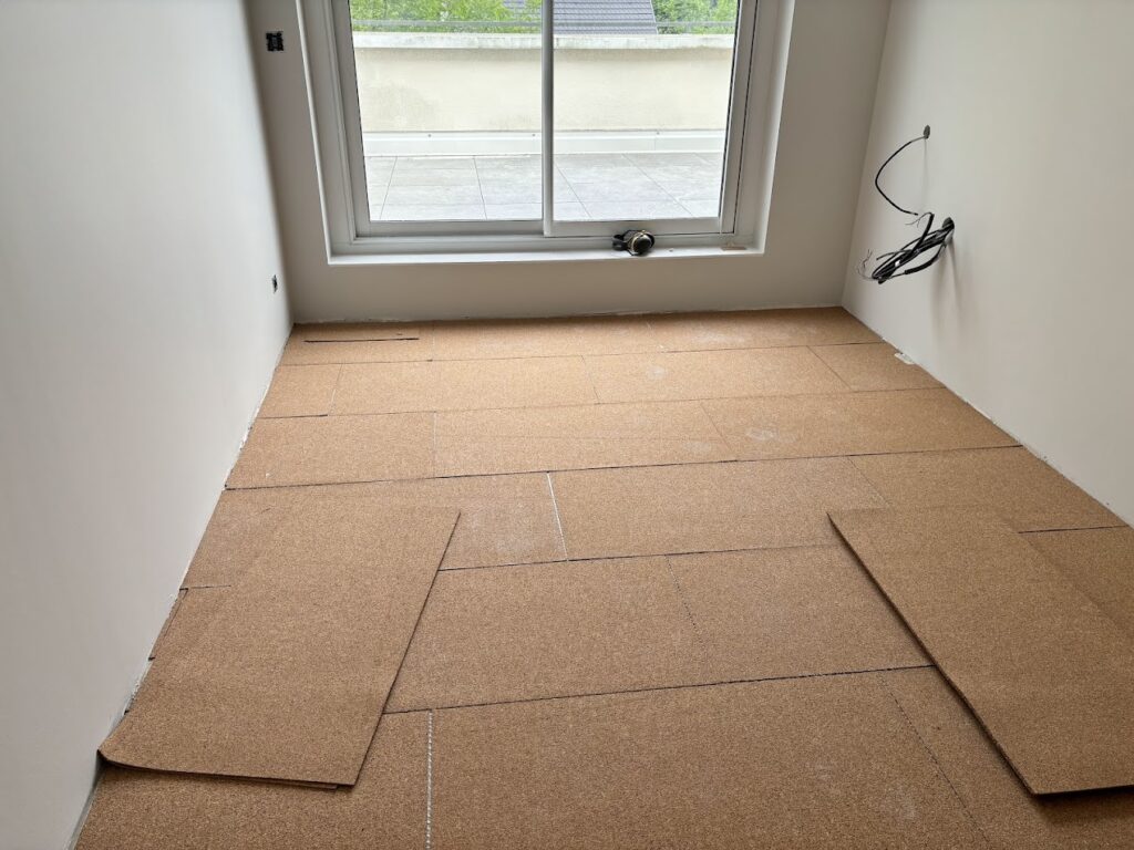 Rénovation acoustique de sol d’appartement avec pose d’une sous-couche liège sous parquet bois massif pour l’affaiblissement des bruits d’impact à Saint-Louis à côté de Huningue dans le Haut-Rhin