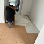 Rénovation acoustique de sol d’appartement avec pose d’une sous-couche liège sous parquet bois massif pour l’affaiblissement des bruits d’impact à Saint-Louis à côté de Huningue dans le Haut-Rhin