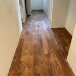 Rénovation de sol d’appartement et pose collée d’un parquet naturel huilé essence noyer sur sous-couche liège à Riedisheim près de Rixheim