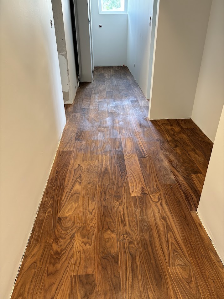 Rénovation de sol d’appartement et pose collée d’un parquet naturel huilé essence noyer sur sous-couche liège à Riedisheim près de Rixheim