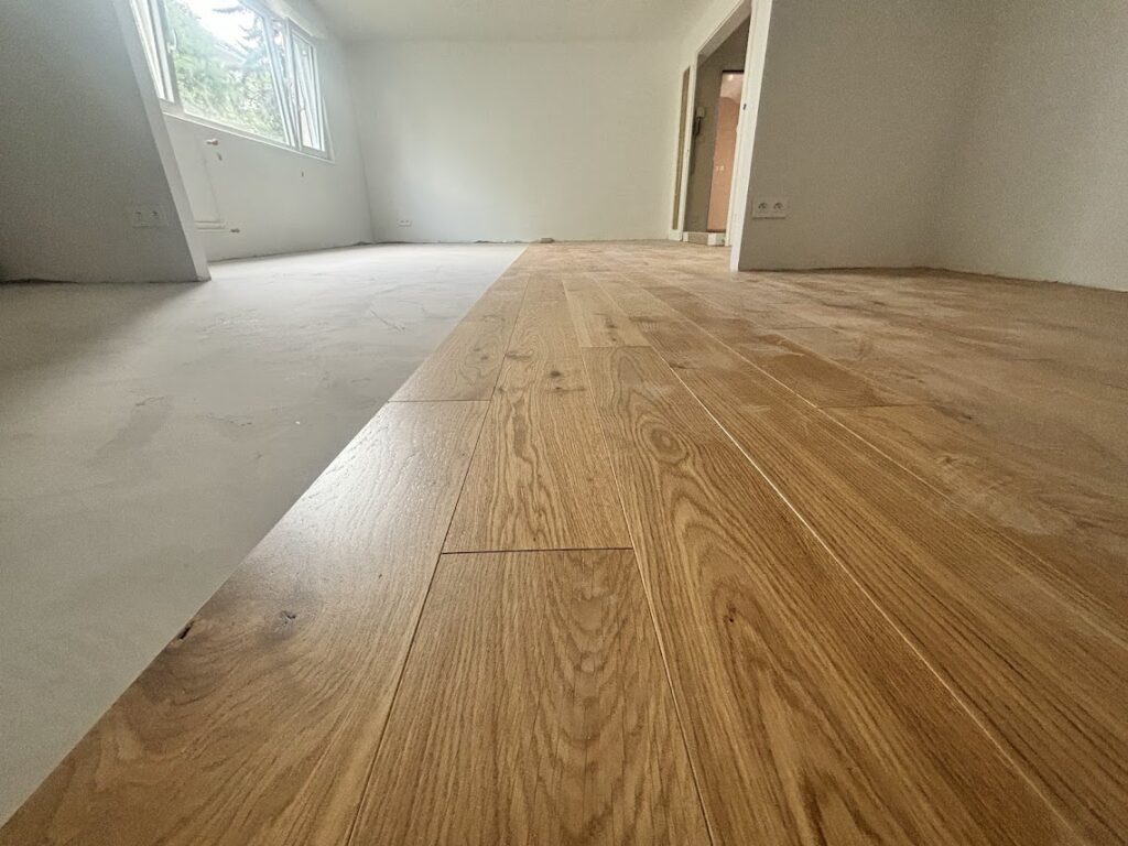 Fourniture et pose collée d’un parquet chêne vernis, grande largeur aspect bois chaud à Colmar à côté de Horbourg Wihr