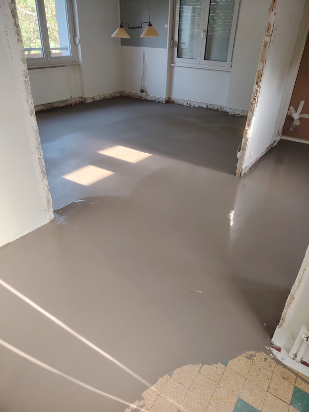 Parquet sur chape liquide ou ciment : les règles de préparation pour éviter les sinistres.